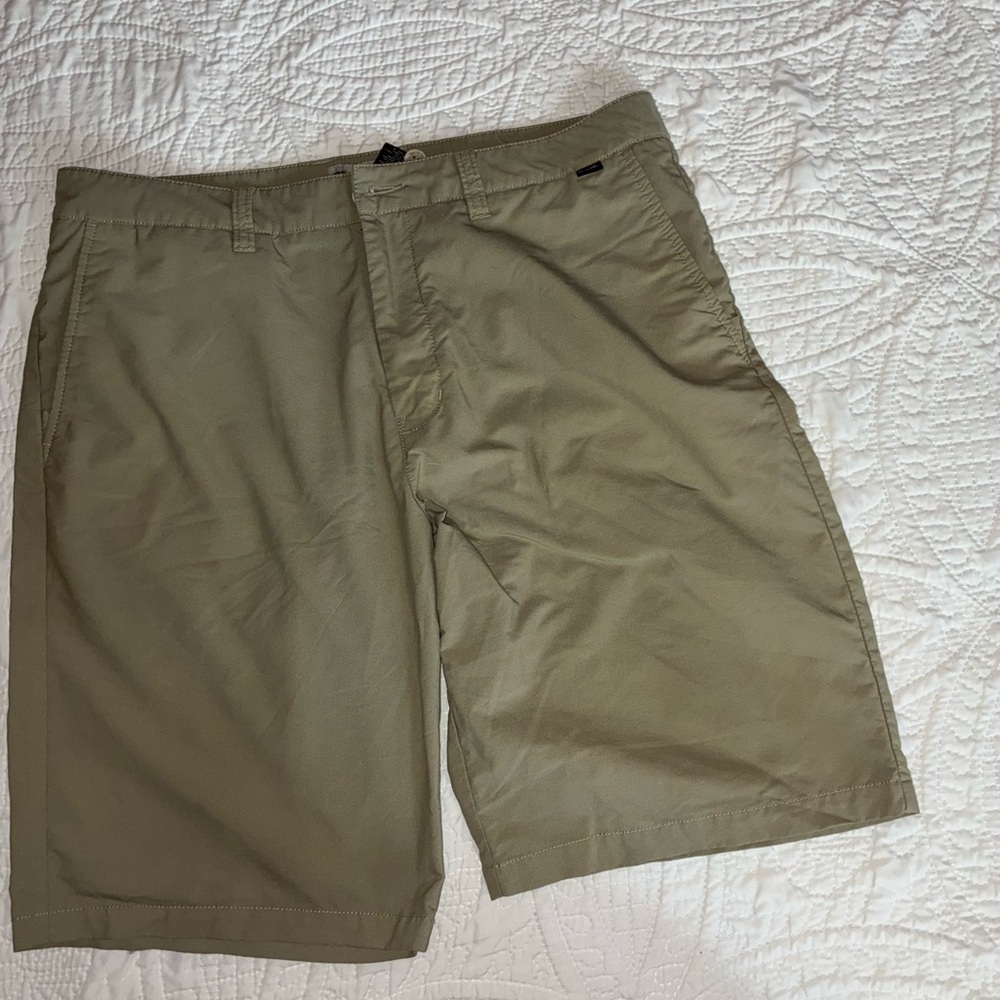Travis Mathew Shorts Golf Performance Men's Size 36 Tan Khaki Active 10" Inseam
